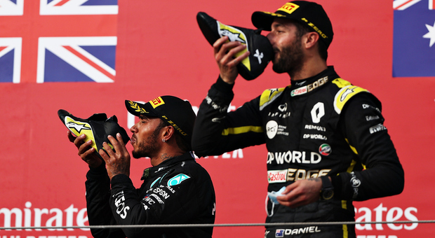 Lewis Hamilton e Daniel Ricciardo brindano con scarpe e champagne sul podio del GP di Imola