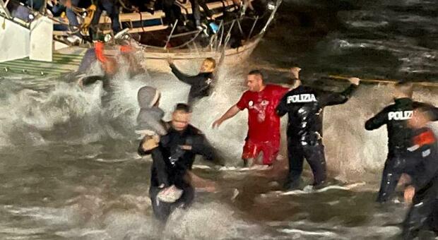 Crotone, 88 migranti sbarcati per miracolo. I bambini salvati dal mare in tempesta Foto