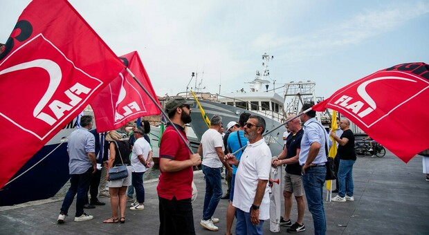 La rivolta dei pescatori da Chioggia a Caorle, l'Unione europea dice stop allo strascico: «Sarà la nostra fine»