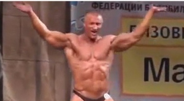 Non solo muscoli, il bodybuilder russo si mette in mostra a passo di danza
