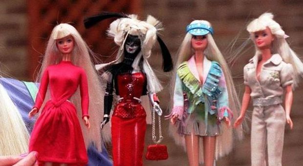 Barbie operaia, la bambola «che lavora 13 ore al giorno senza protezioni sociali»