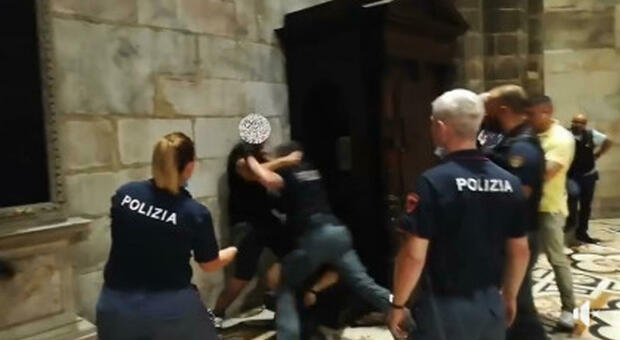 Duomo Milano, vigilante preso in ostaggio e fatto inginocchiare. Il pm: «Terrorismo escluso»