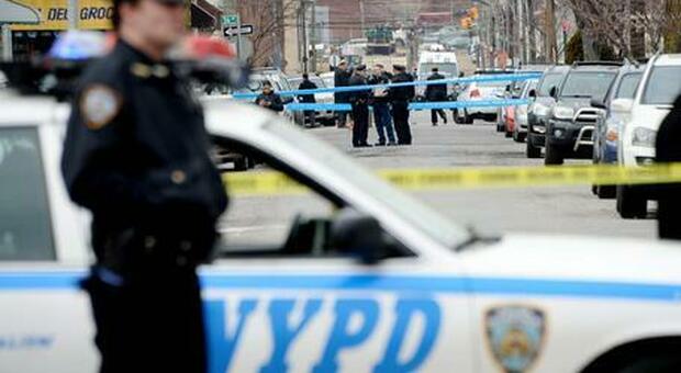 New York, un morto e due feriti in una sparatoria in un negozio a Long Island