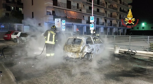 Incendio a Orta di Atella, quattro auto date alle fiamme davanti al bar