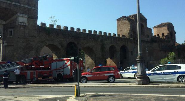 Blocco di tufo si stacca da Porta San Giovanni: strada transennata