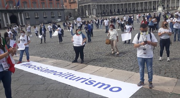 Napoli - La protesta dell'intera filiera del turismo