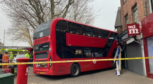 Londra, bus a due piani “dentro” un negozio: feriti anche bambini FOTO