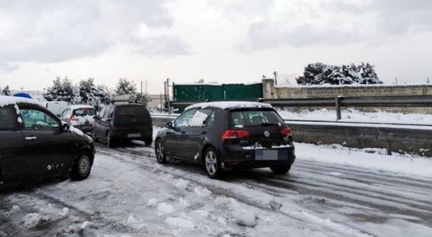 Bloccata dalla neve mentre corre in ospedale, 37enne partorisce in auto aiutata dai carabinieri