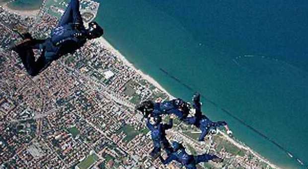 Fano, paracadutista 60enne sviene e precipita in mare, salvato da due surfisti