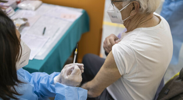 Un anziano si vaccina a Treviso