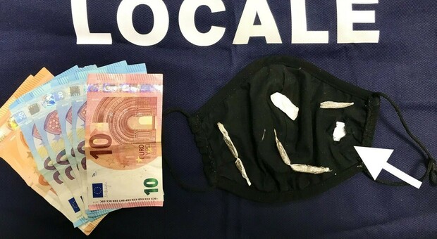 Nascondeva la droga dentro la mascherina: 27enne scoperto in Campo Santa Margherita