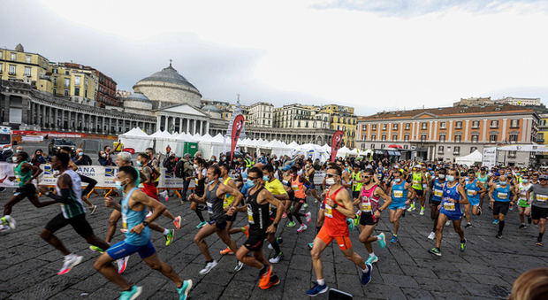 Maratona di Napoli, trionfo africano in piazza del Plebiscito