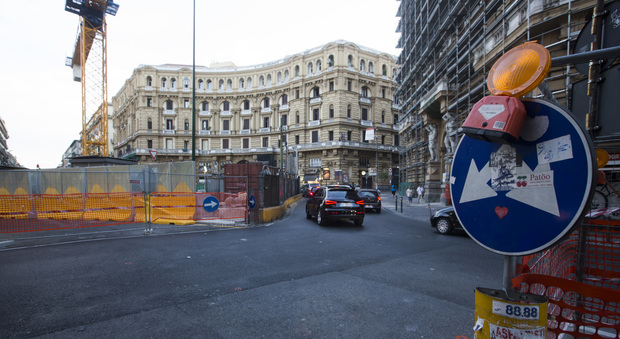 Napoli, allarme bomba al corso Umberto: valigia abbandonata, intervento degli artificieri