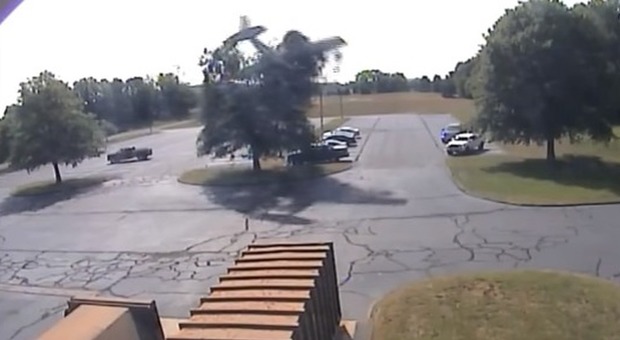 Usa, 80enne si schianta con l'aereo contro un albero: l'incidente in un video