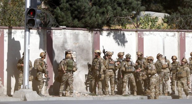 Kabul, commando Isisi irrompe in studi tv: «Uccise 20 persone», dipendenti in fuga