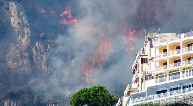 Costiera nella morsa del fuoco: paura da Amalfi a Maiori