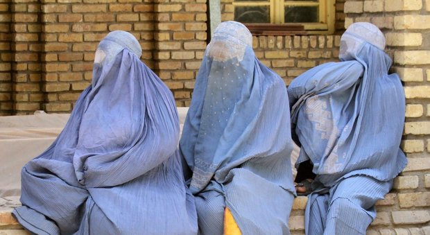 Pakistan, tre sorelle in burka uccidono il fratello dello sciamano: «È un blasfemo»
