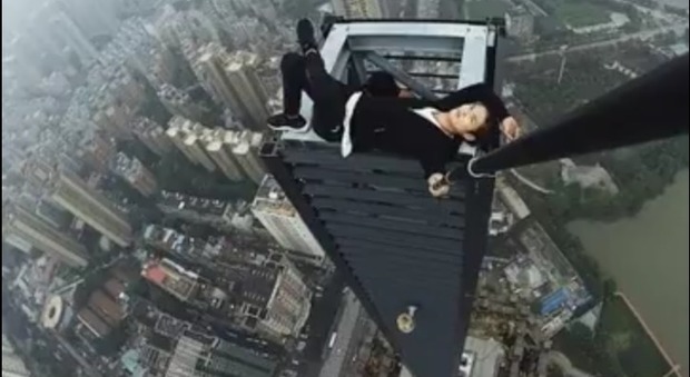 Si arrampica sul grattacielo per farsi un selfie, posta il video e cade: trovato morto ai piedi dell'edificio