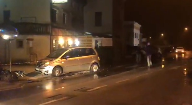 Falciato da un'auto davanti alla pizzeria, 30enne muore sul colpo