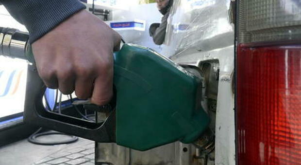 Benzina, prezzi tornano a salire: verde a 1,574 euro