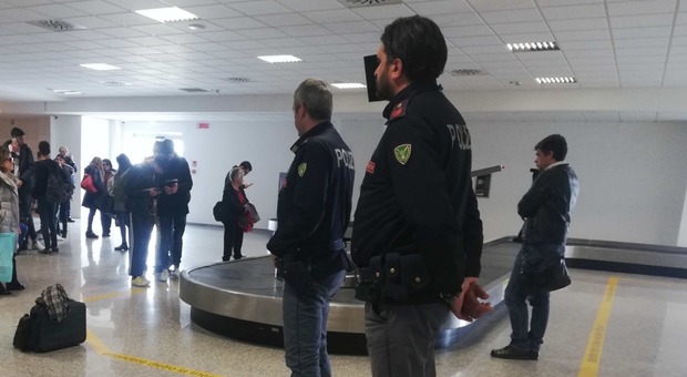 Nigeriano senza documenti riesce a salire sull'aereo per Malta, poi aggredisce la polizia: arrestato