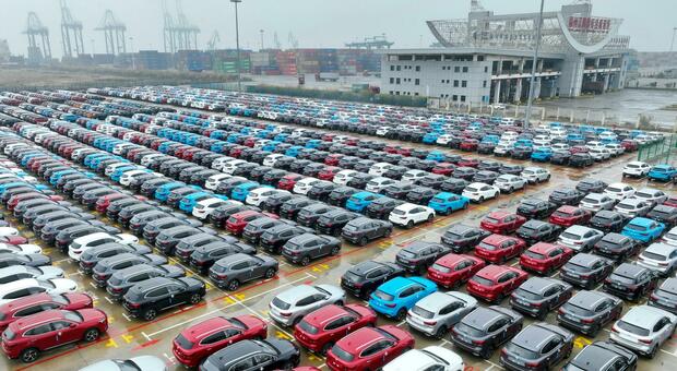 Un parco auto cinesi in attesa di esportazione