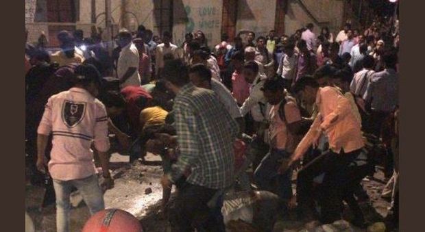 Crolla un ponte pedonale in India a Mumbai, numerosi feriti, si temono morti