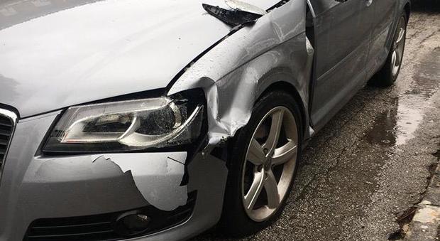 Parcheggia l’Audi, la trova semi-distrutta «Aiutatemi a trovare chi è stato»