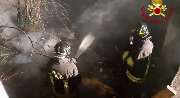 Avellino, bruciano mobili abbandonati fiamme e fumo: paura tra i residenti