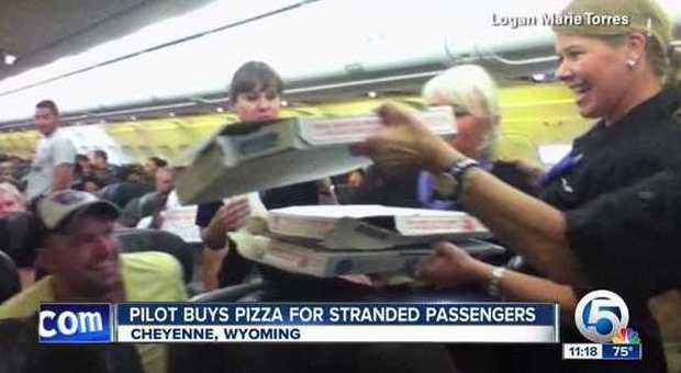 L'aereo è in ritardo di 3 ore, il pilota offre la pizza a tutti i passeggeri
