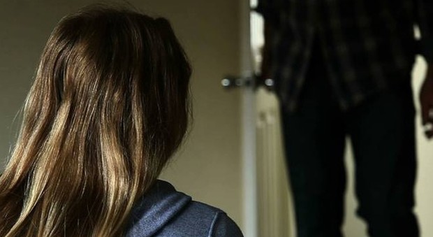 Bambina di dieci anni violentata a turno dal branco di minorenni: gli abusi ripresi in un video con lo smartphone