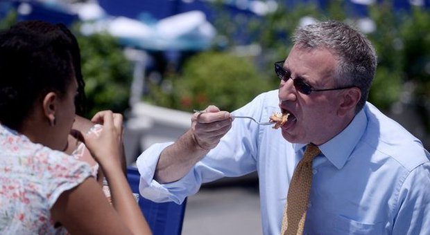 Napoli, una pizza sul lungomare per il sindaco di New York |Foto