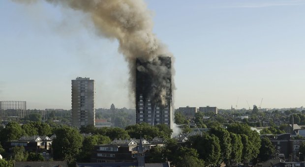 Londra, l'incendio della Grenfell Tower provocato da un frigo difettoso