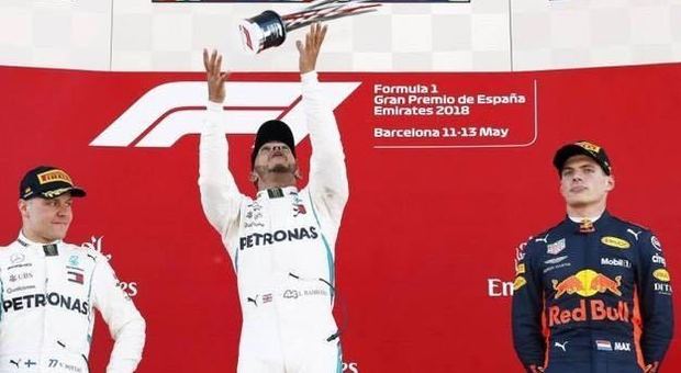 Lewis Hamilton sul podio del Gran Premio di Spagna con la coppa longaronese della Golden Life