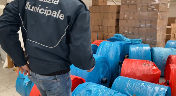 Napoli, sequestrate 100 tonnellate di prodotti dannosi per l'ambiente: saranno riciclati e riutilizzati