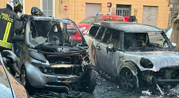 Auto in fiamme a Viterbo