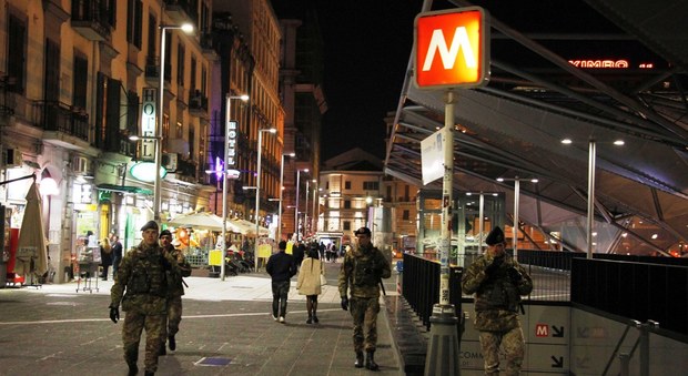 Napoli, 21enne tenta il suicidio vicino alla stazione: salvo