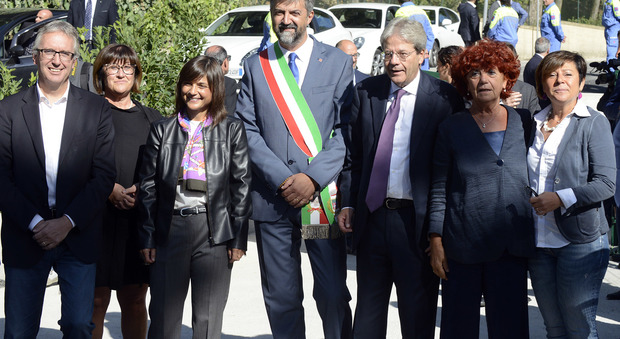 Sarnano, Gentiloni inaugura scuola ricostruita dopo il sisma: «Eccellenza»