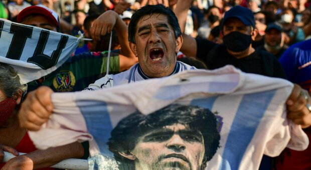 I due Maradona (Diego e Armando) e una lezione: la vita non fa sconti a nessuno. Neppure ai geni