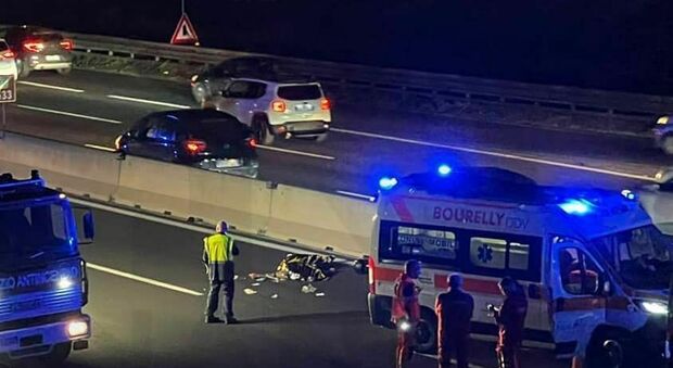 Incidente sull'A1, attraversa l'autostrada a piedi e viene falciato da una moto: morti il pedone e il centauro