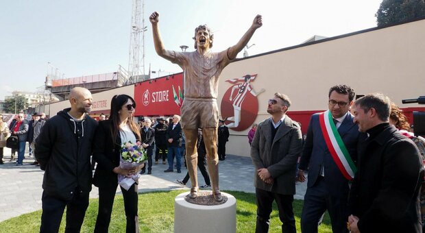 «La statua di Paolo Rossi? Sembra Altobelli». Ironie sui social per l'opera