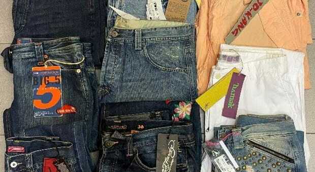 Bazar di articoli rubati nel garage di un 24enne: irrompono i carabinieri, in tre denunciati per ricettazione