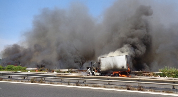 Il camion in fiamme sull'asse mediano