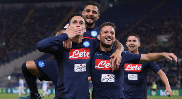 Napoli, è la via per lo scudetto: 4-1 alla Lazio, Mertens gol da urlo
