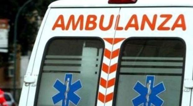 Donna incinta bloccata in auto mentre corre in ospedale, 37enne partorisce grazie all'aiuto dei carabinieri