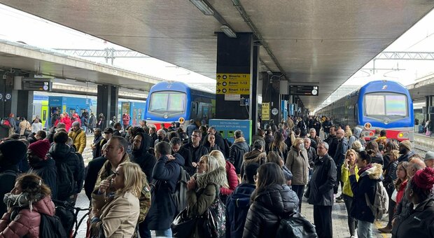 Treni in ritardo fino a 70 minuti, cosa è successo? Persone sui binari a Firenze, circolazione rallentata
