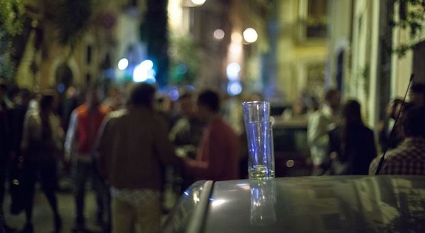 Roma, controlli alla movida: sanzionati tre locali Bevono alcol per strada: multati 5 ragazzi