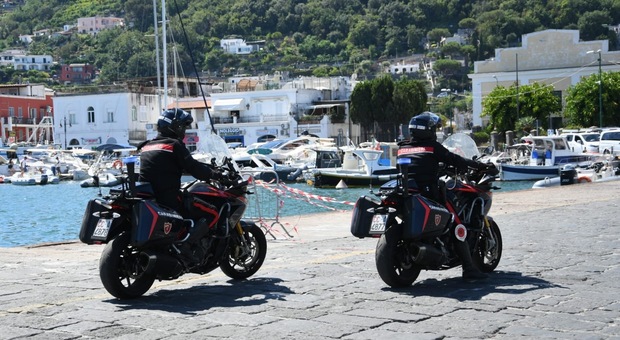 Carabinieri al porto di Ischia