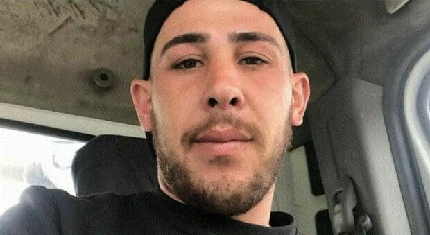 Sardegna, incidente con la Bmw, Daniele Picciau muore a 32 anni: l'amico alla guida (senza patente) scappa a piedi, è irreperibile