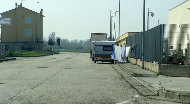 Alcune carovane rom che si sono accampate nella zona industriale di Porto Sant'Elpidio